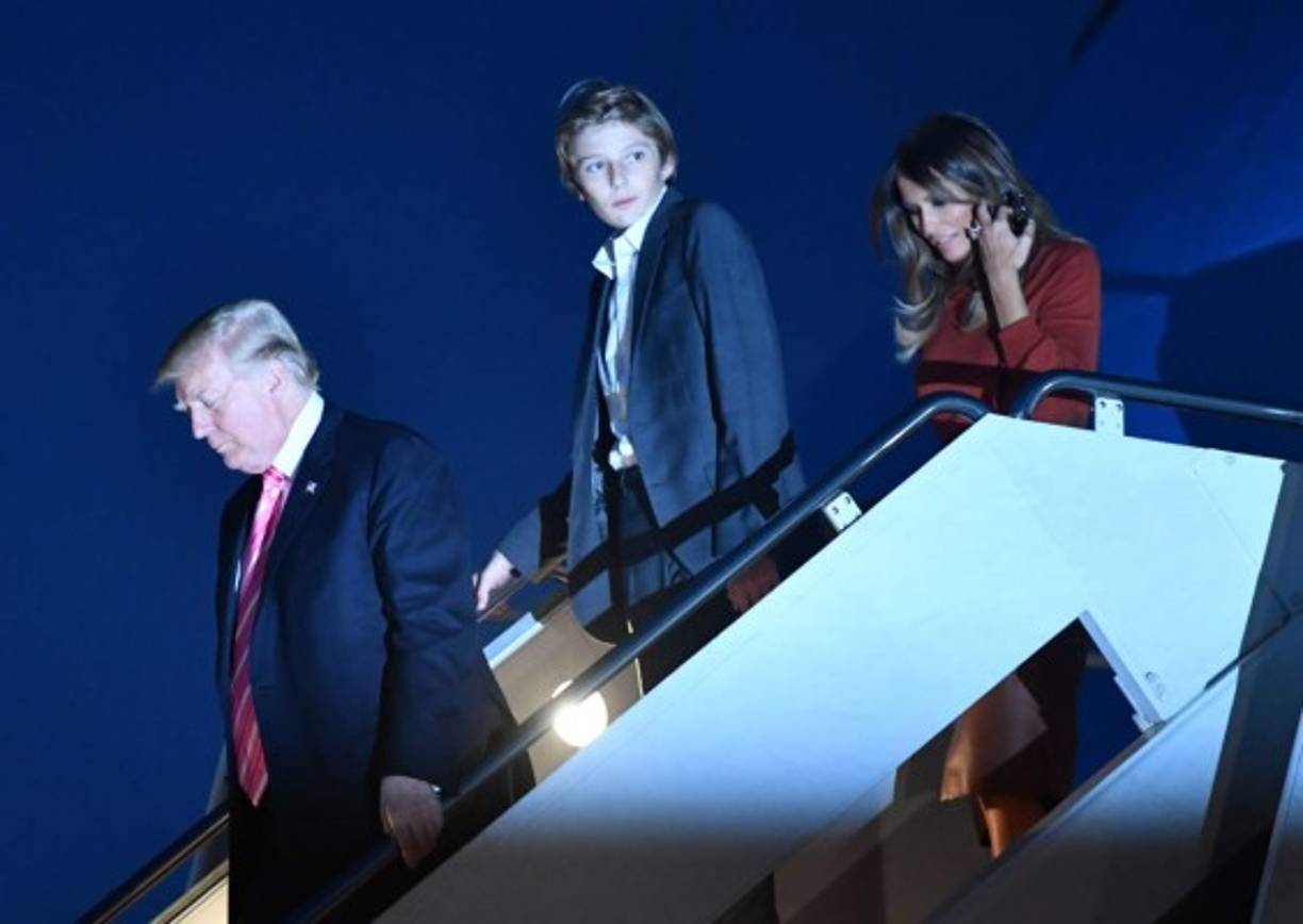 La familia presidencial llegó anoche a Palm Beach para celebrar su tradicional cena de Thanksgiving en el exclusivo resort del presidente estadounidense.