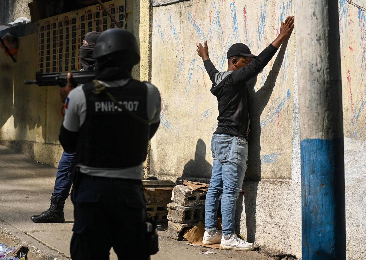 Si bien Haití lleva desde hace años inmerso en una situación preocupante a todos los niveles, esta empeoró aún más desde el asesinato en julio de 2021 del presidente Jovenel Moise. La impunidad es prácticamente total en un país donde las bandas armadas se han hecho fuertes y controlan gran parte de Puerto Príncipe y otras zonas de Haití, unas pandillas que actúan libremente cometiendo matanzas, secuestros, ataques y violaciones y a las que las fuerzas de seguridad y las autoridades no consiguen frenar.