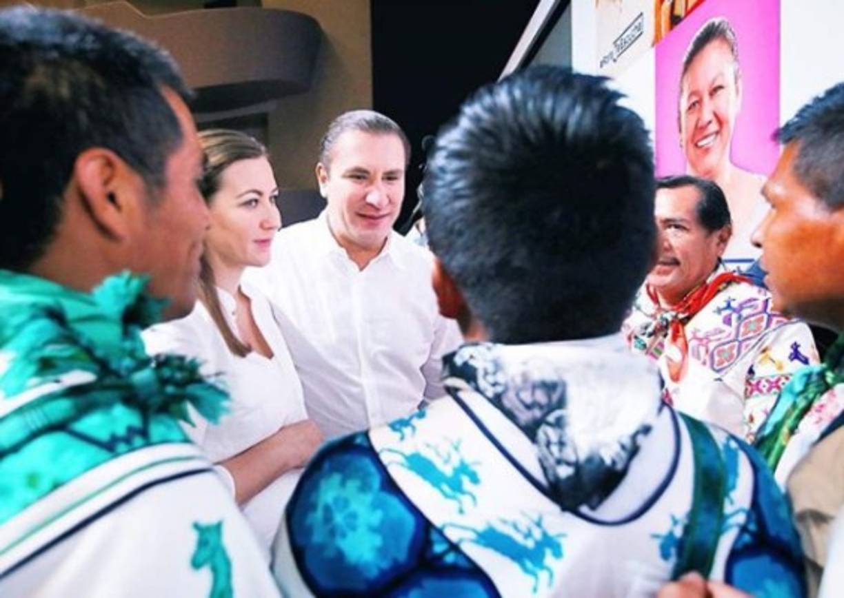 La muerte de la pareja, dos capitanes del helicóptero y el asistente del senador, ha conmocionado al mundo.