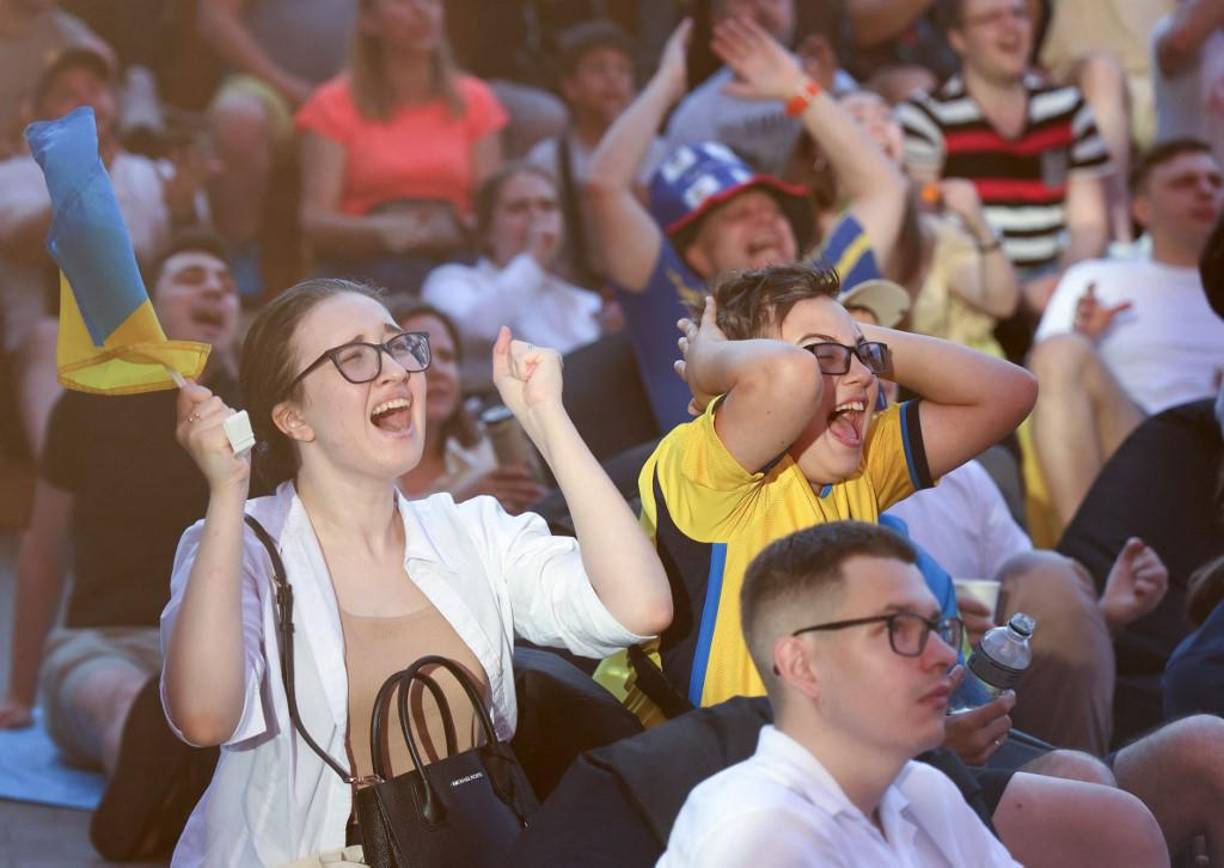 La afición de Ucrania vivió con mucha intensidad el juego ante Bélgica.
