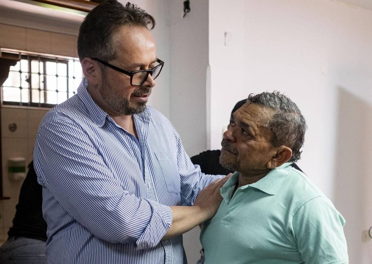 El ELN lo raptó hace casi dos semanas al padre de Luis Díaz en este pequeño municipio del departamento desértico de La Guajira cuando se desplazaba en una camioneta junto a su esposa Cilenis Marulanda, liberada a las pocas horas. 