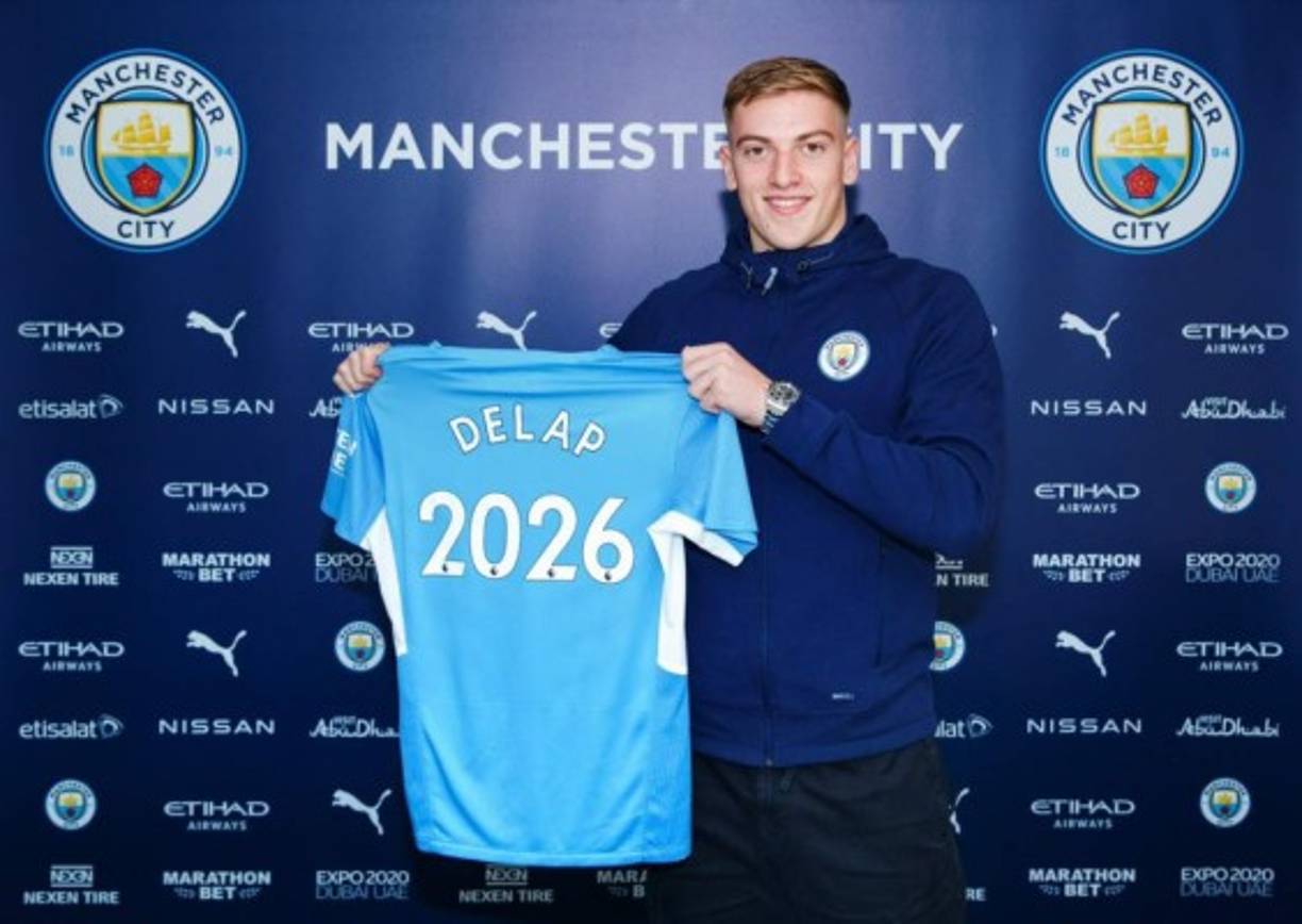 El Manchester City ha renovado por tres años al delantero británico Liam Delap, manteniéndolo en el club hasta el verano de 2026. Este atacante se unió a la cantera del los 'citizen' en 2019, su rápida progresión le premió con un debut con el primer equipo el pasado mes de septiembre.