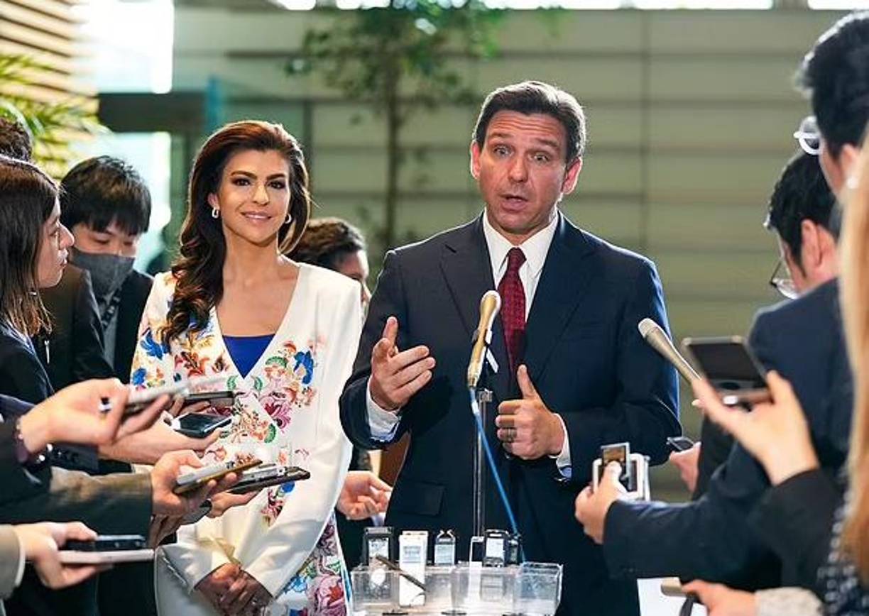 Tras el paso del huracán Ian el año pasado, recaudó fondos para las víctimas y acudió al lugar de la catástrofe para mostrarles su empatía, precisamente lo que le falta a su marido, según sus detractores. 