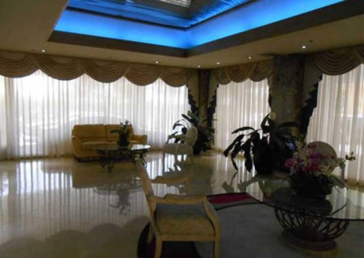 En solo segundos 55 unidades del edificio Champlain Towers, situado en la ciudad de Surfside, con una población mayoritariamente judía, se vinieron abajo como 'panqueques', en palabras del alcalde de Surfside, Charles Burckett.<br/>