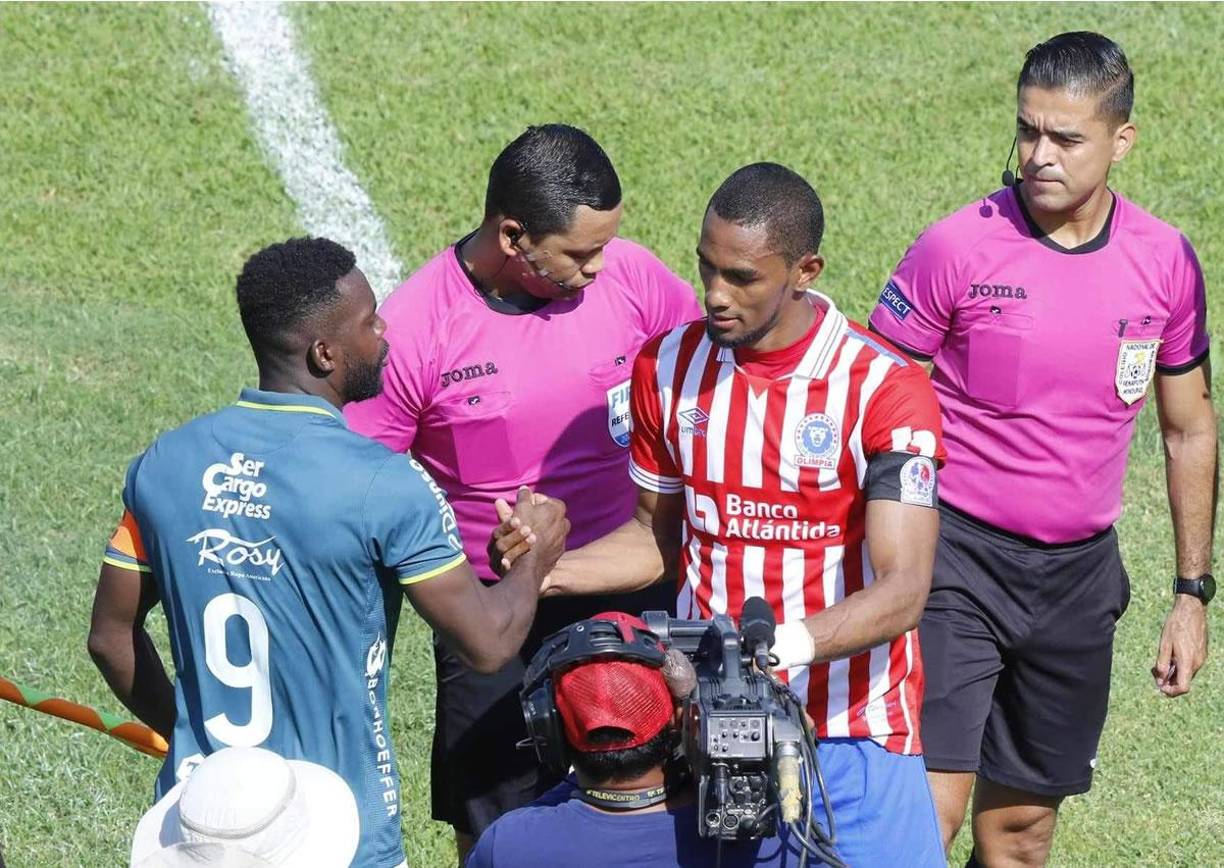 El saludo de los capitanes Clayvin Zúniga y Jerry Bengtson.