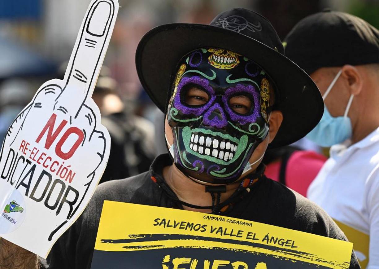 Bukele restó importancia a la marcha y denunció que algunos ciudadanos que no participaban en la actividad habrían sido agredidos por los manifestantes.