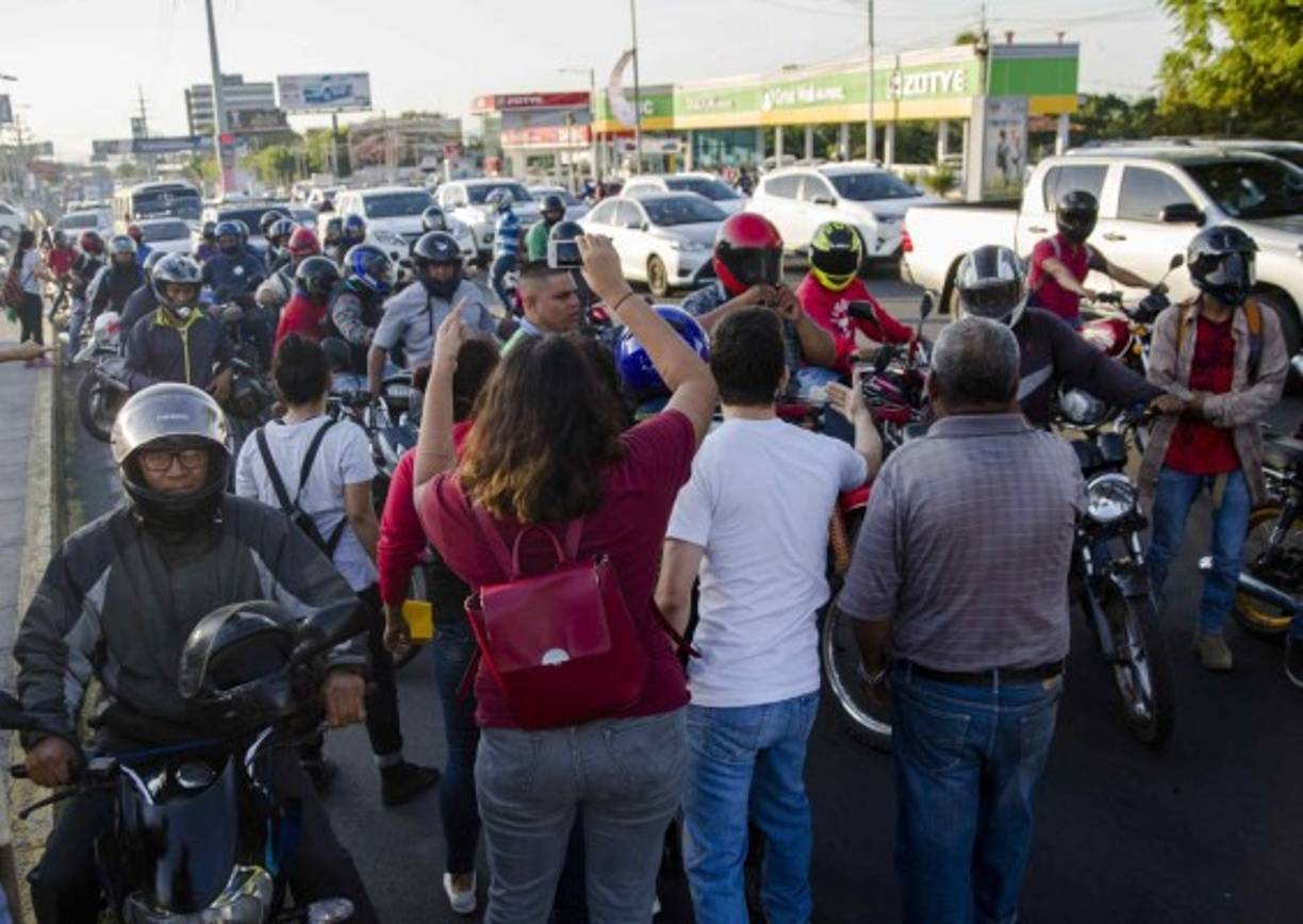 Entre los sectores que rechazan la reforma destacan pensionados, universitarios y grupos opositores que acusan al gobierno de golpear a los sectores más vulnerables.