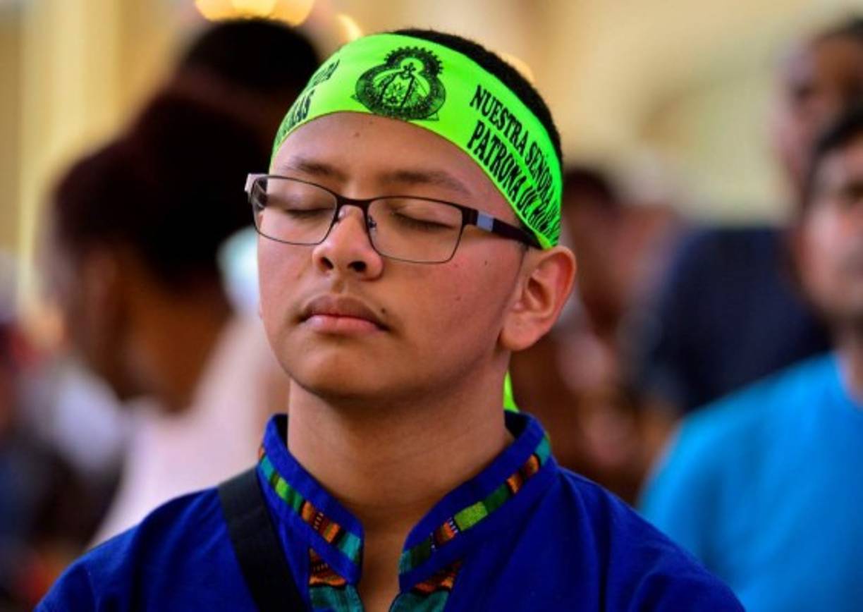 Con devoción y fe, los católicos rinden tributo a La Morenita.