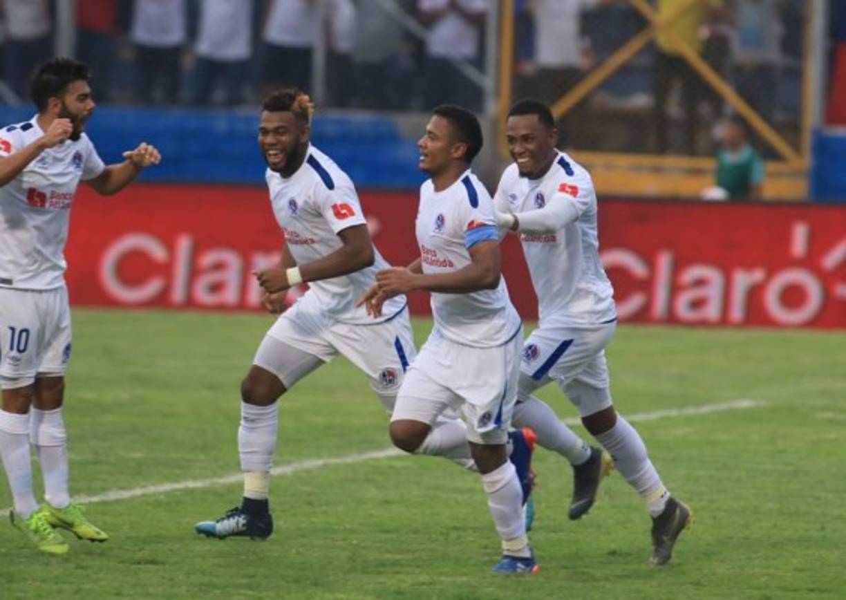 Ever Alvarado hizo el tercer gol del Olimpia y lo celebró con sus compañeros.