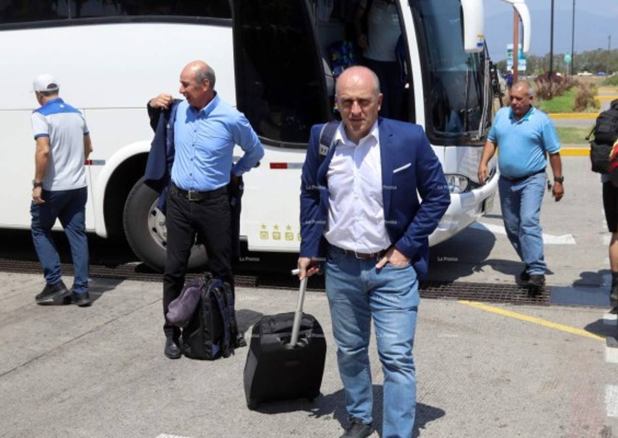 Encabezados por Fabián Coito, la Bicolor llegó al Aeropuerto Ramón Villeda Morales para emprender su viaje a Estados Unidos.