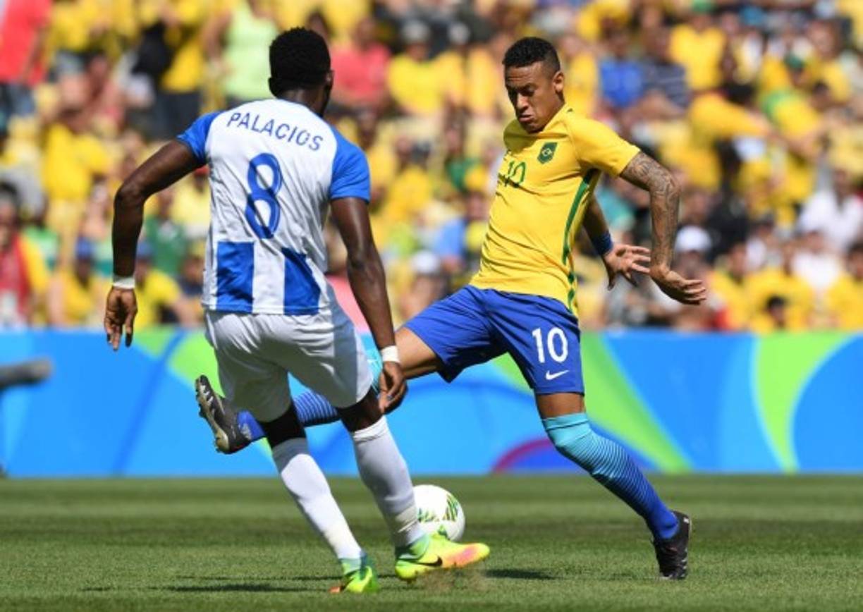 Momento en el que Johnny Palacios comete el error que le costó el primer gol a Honduras. Ni un minuto y ya se había equivocado.