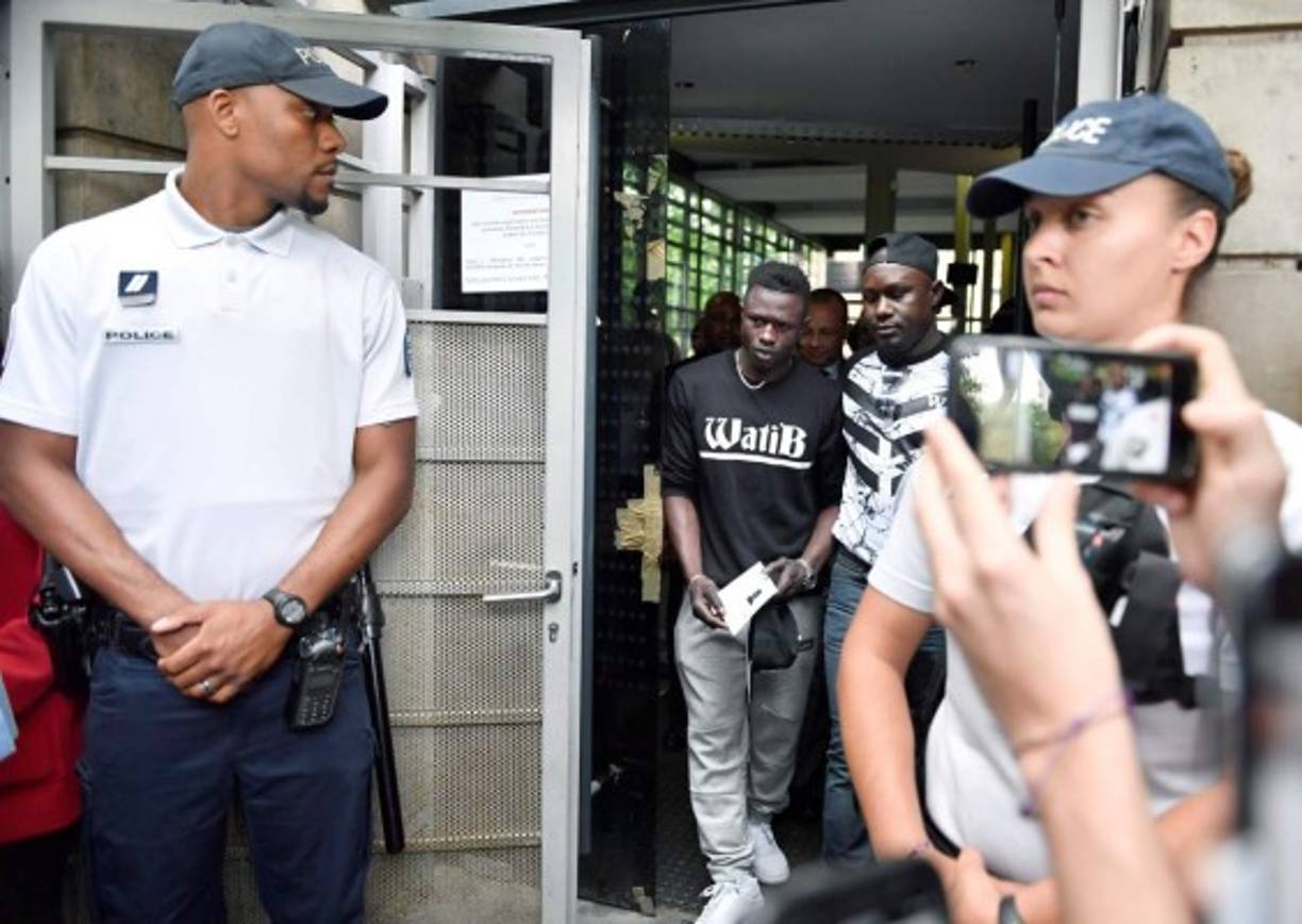 Mamoudou Gassama, que llegó a Francia en septiembre, debe recibir dentro de un mes un documento de residencia de 10 años para ser luego naturalizado francés.