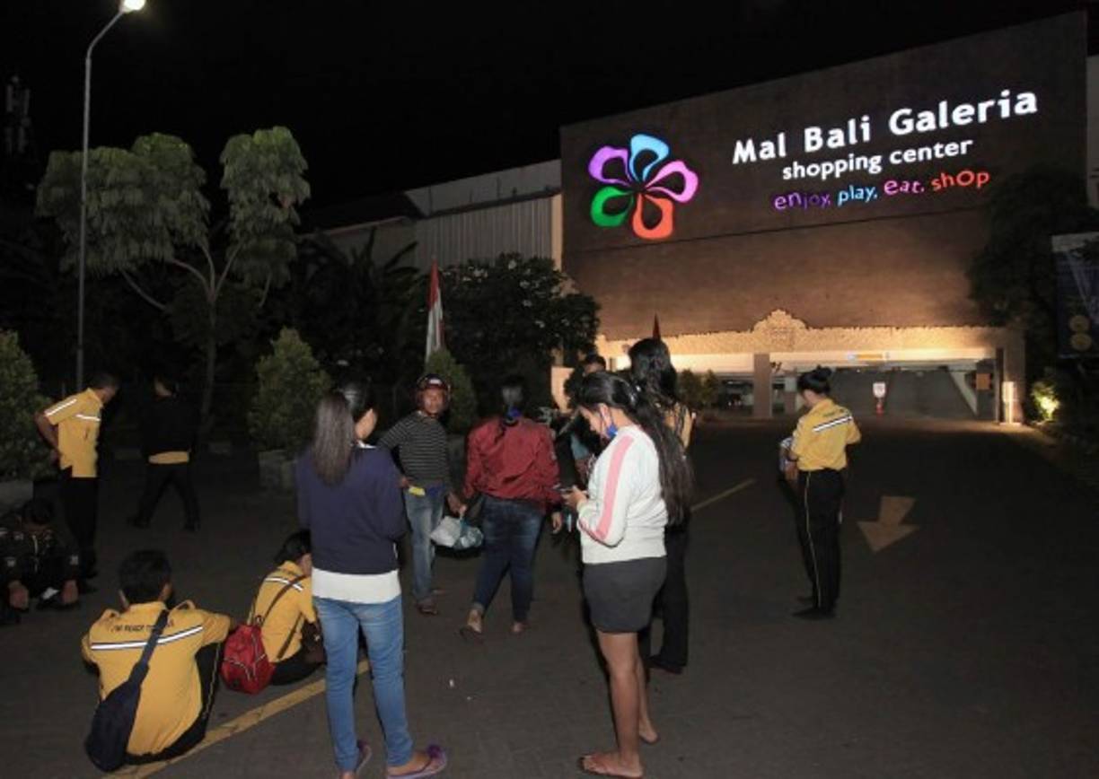 Clientes y empleados de uno de los principales centros comerciales de Bali salieron a la calle tras el fuerte sismo.