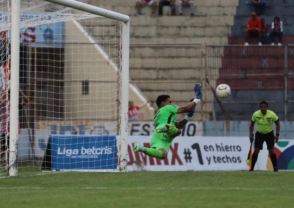 Vida tuvo para descontar desde el punto penal, pero César Samudio se puso la capa de héroe y evitó el primer tanto de los cocoteros. 