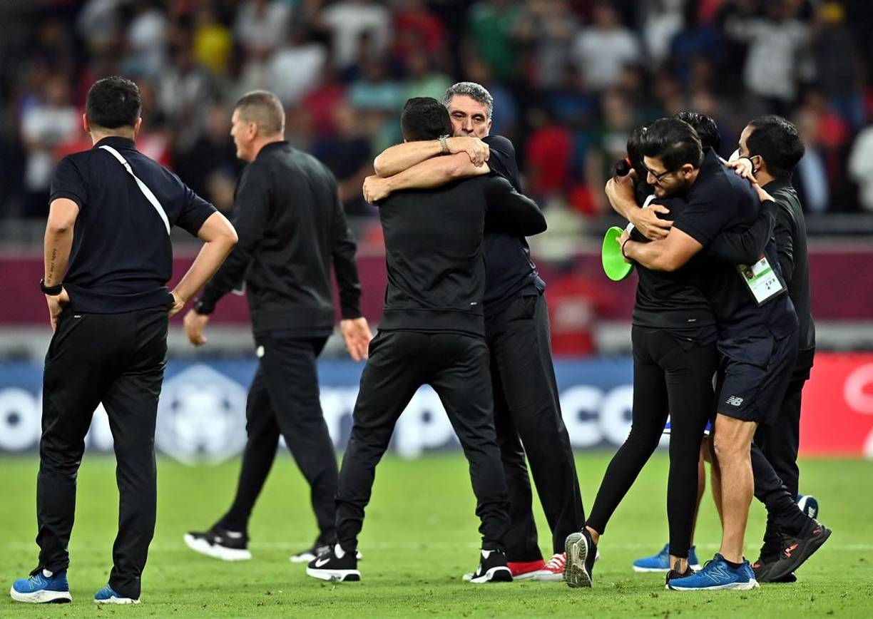 Luis Fernando Suárez festeja con su cuerpo técnico la clasificación al Mundial de Qatar 2022.