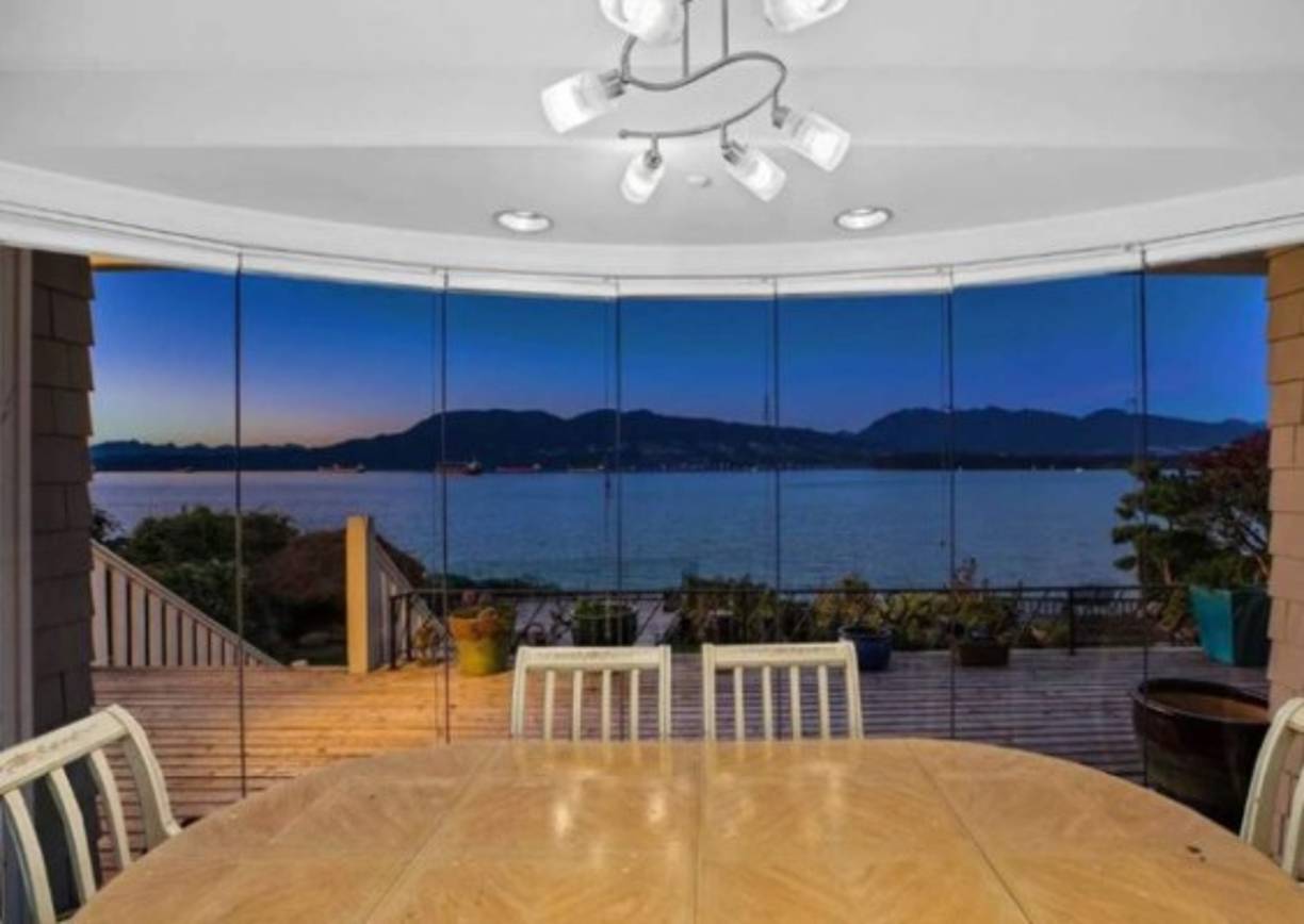 La zona donde está ubicada la casa es llamada Golden Miles (las millas doradas) por las mansiones que la rodean, siendo el sector más lujoso de la ciudad canadiense. Los vecinos son muy respetuosos por la intimidad y entre ellos está Chip Wilson, fundador de Lululemon Athletica.