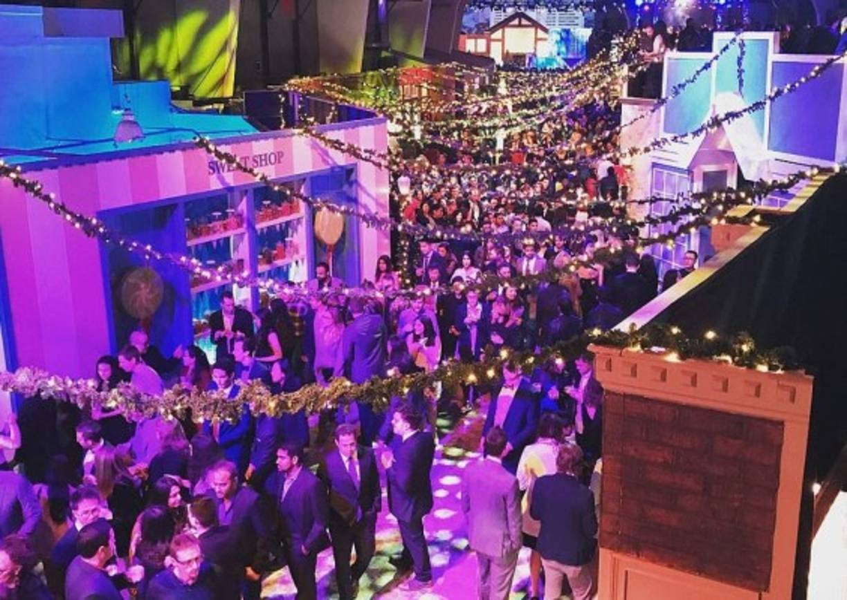 Mark Zuckerberg afrontó uno de sus peores años al mando de Facebook tras el escándalo de las filtraciones de identidad en la red social, la difusión de noticias falsas que tuvieron injerencia en la campaña electoral y las acusaciones de acoso sexual contra algunos empleados. Para dejar atrás sus desastroso 2018, Zuckerberg decidió tirar la casa por la ventana con una lujosa fiesta para sus más de 12,000 empleados en San Francisco.