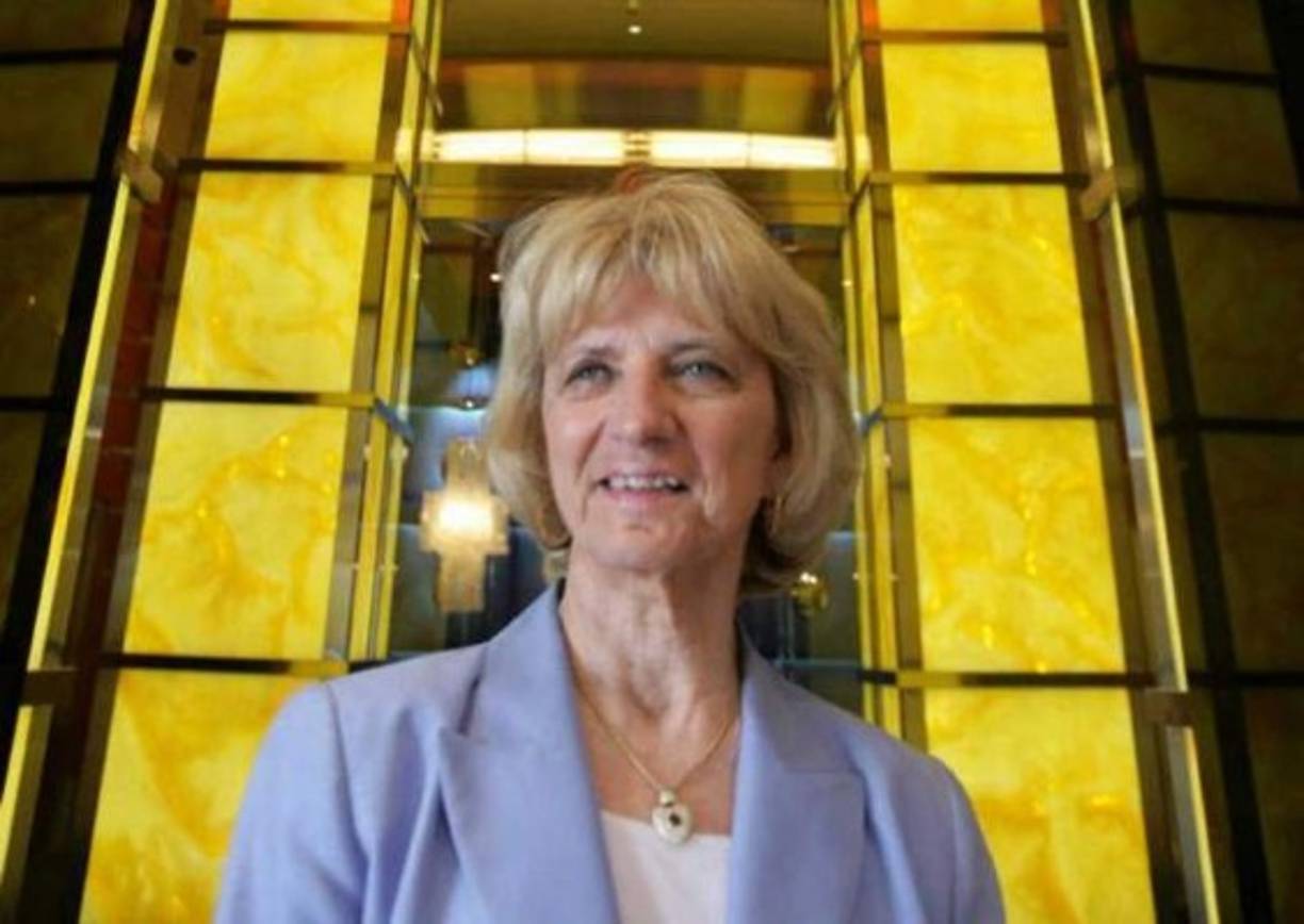 En segundo lugar se posesiona la estadounidense Marian Ilitch, de la cadena de pizzerías Caesar's, con una fortuna calculada en 6.000 millones de dólares.