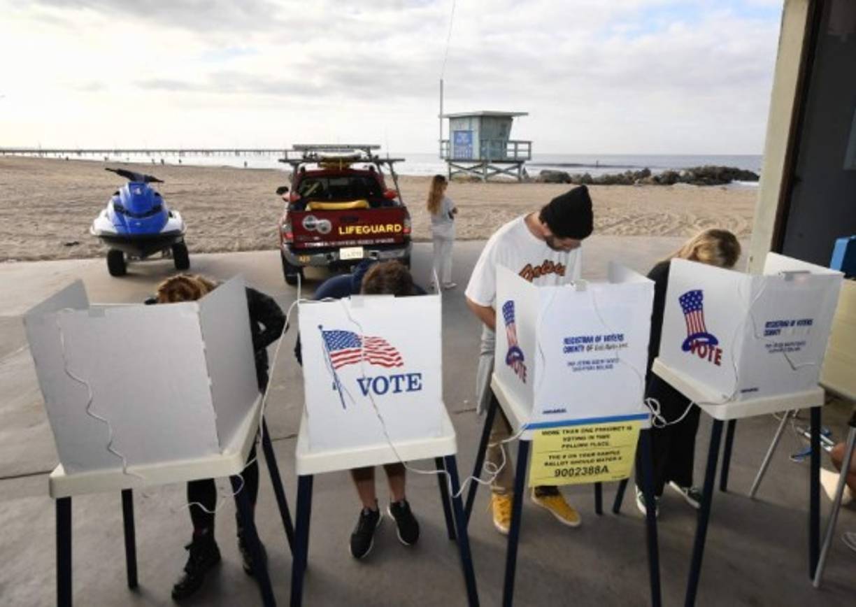 Menck es uno de los millones de estadounidenses que votaban este martes en estos comicios legislativos y de cargos ejecutivos locales y estatales, primera prueba electoral del controvertido gobierno de Trump.