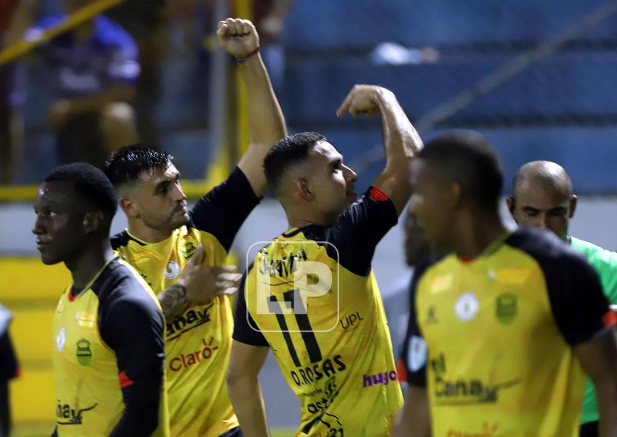 Omar Rosas pidió los aplausos para su compañero goleador Ramiro Rocca.