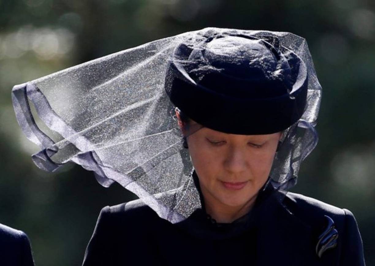 Naruhito es el nuevo emperador de Japón tras la abdicación de su padre Akihito, con lo que se abre una nueva era bautizada Reiwa ('Bella armonía'). Masako Owada, la llamada 'princesa triste' se convierte en emperatriz del Trono de Crisantemo.<br/><br/>La nueva emperatriz de Japón ha roto varios moldes y superado muchos desafíos, aunque, finalmente, fue devorada por el rígido protocolo imperial nipón, que terminó consumiéndole el espíritu.