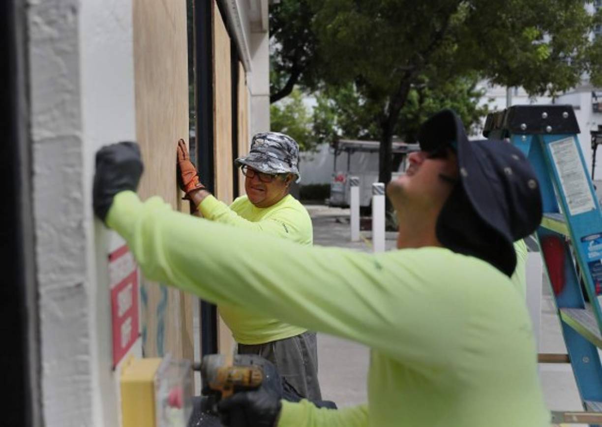 Millones de residentes aseguran sus viviendas, sobre todo ventanas y puertas. Las ferreterías han permanecido abarrotadas. Las autoridades piden a los residentes ser cautelosos.