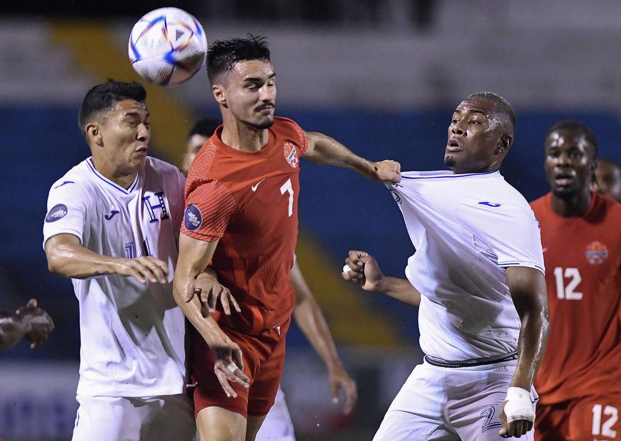 Stephen Eustaquio sujeta de la camiseta a Deiby Flores.