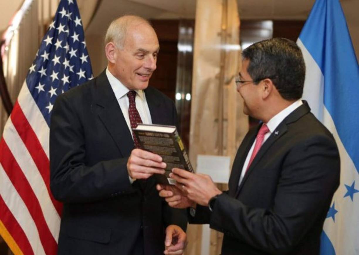 El presidente de Honduras, Juan Orlando Hernández, y el secretario de Seguridad Nacional de los Estados Unidos, John Kelly, suscribieron este miércoles un memorándum de cooperación en el uso de la información de los viajeros. Con este acuerdo de cooperación lo que se busca es analizar y evaluar la información de los viajeros como medio para combatir la delincuencia transnacional y otras amenazas a la seguridad fronteriza.