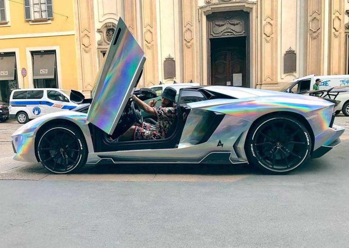 ¿Se los llevará todos a España? Este es uno de los muchos vehículos de lujo con los que cuenta Abumayenag, nuevo delantero del Barcelona.