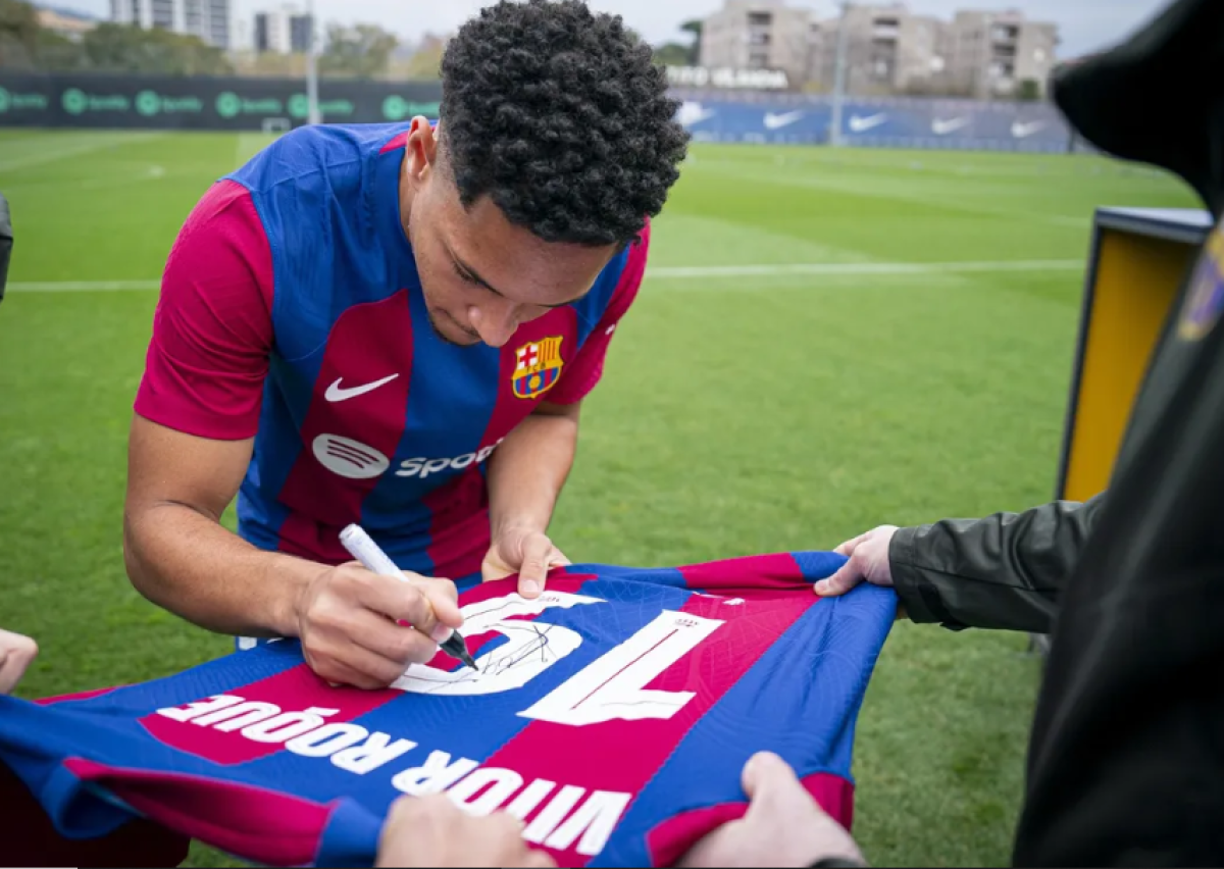 Vitor Roque inició la jornada de este viernes con la firma del contrato que lo unirá al FC Barcelona hasta el 30 de junio de 2031, en un acto privado en las oficinas de la Ciudad Deportiva Joan Gamper.