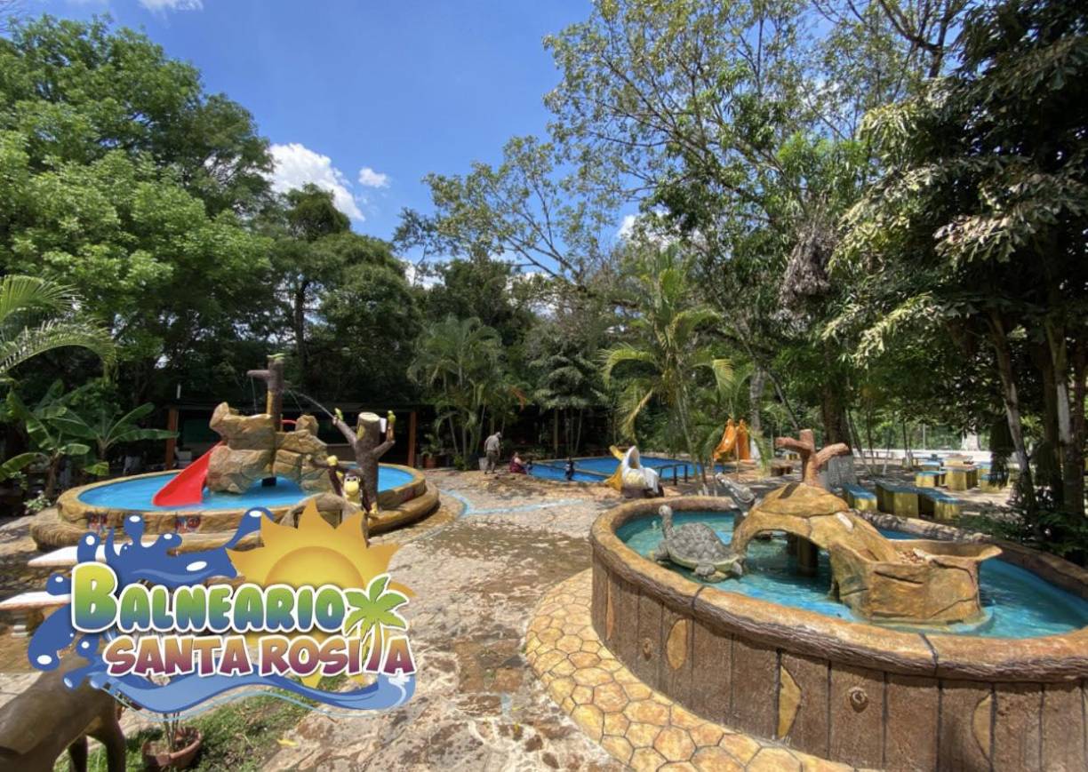  Los más pequeños de la casa pueden disfrutar montaña con tobogán doble, cuevas, temática y sonidos de la jungla que seguramente les hará sentirse en una aventura de safari.