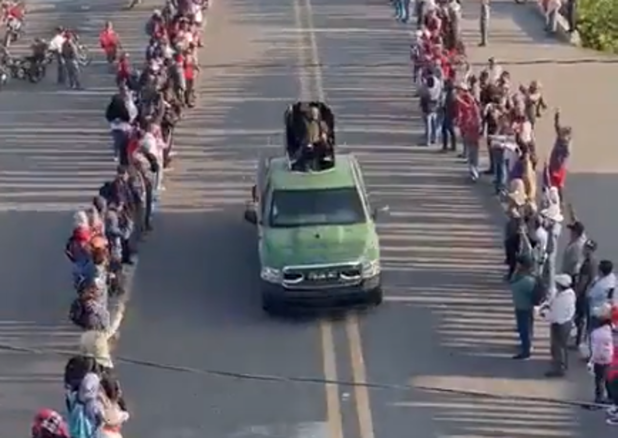 El grupo se abrió paso entre la gente del sureste mexicano abordo de lujosas camionetas blindadas, en las que portaban armas largas y ropa tipo militar e incluso usaban chalecos tácticos antibalas con la leyenda “MARINA”, en referencia a la Secretaría de la Marina (Semar), de las Fuerzas Armadas mexicanas. 