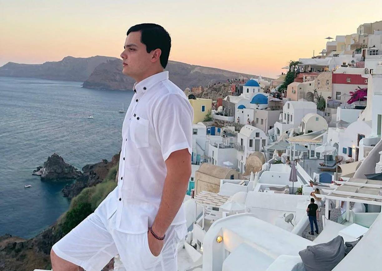 Además, postea contenido de su vida cotidiana y fotografías de sus viajes con su prometida Ana Gastelum. 