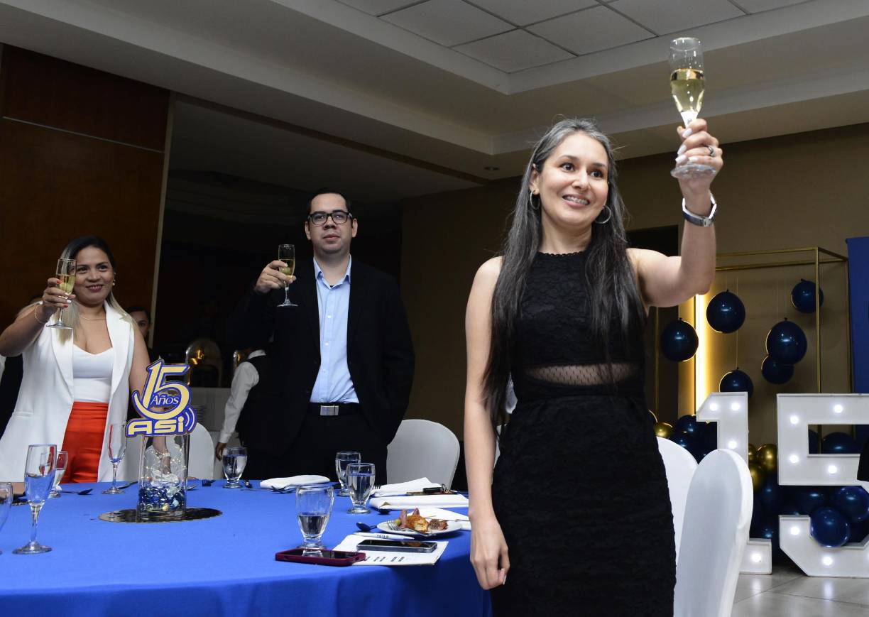 Los colaboradores lucieron felices durante el brindis.
