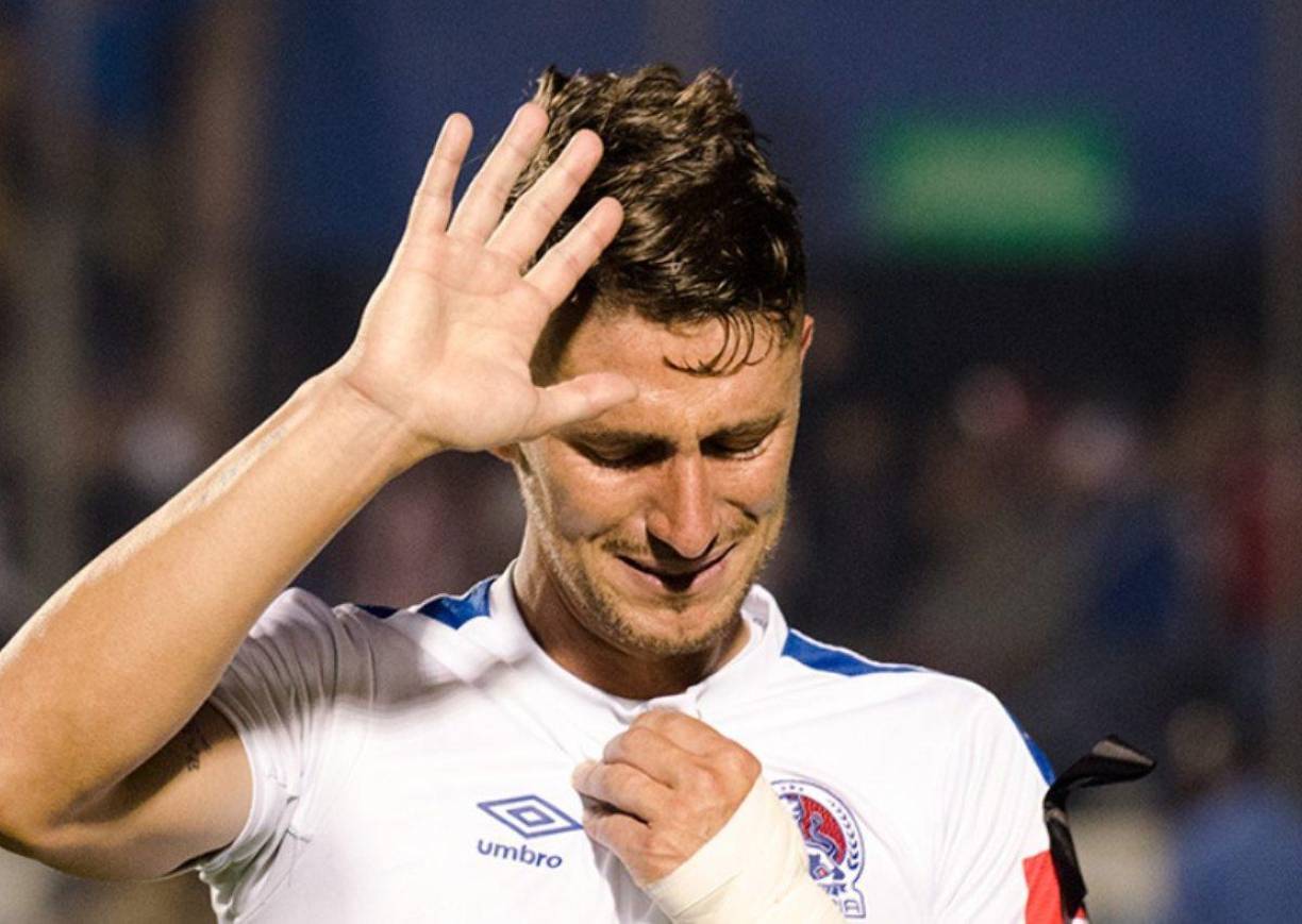 Cabe mencionar que Olimpia fue el equipo que trajo al fútbol de Honduras al argentino Espíndola. El zaguero jugó 14 juegos con los albos, aunque no pudo ganar títulos.