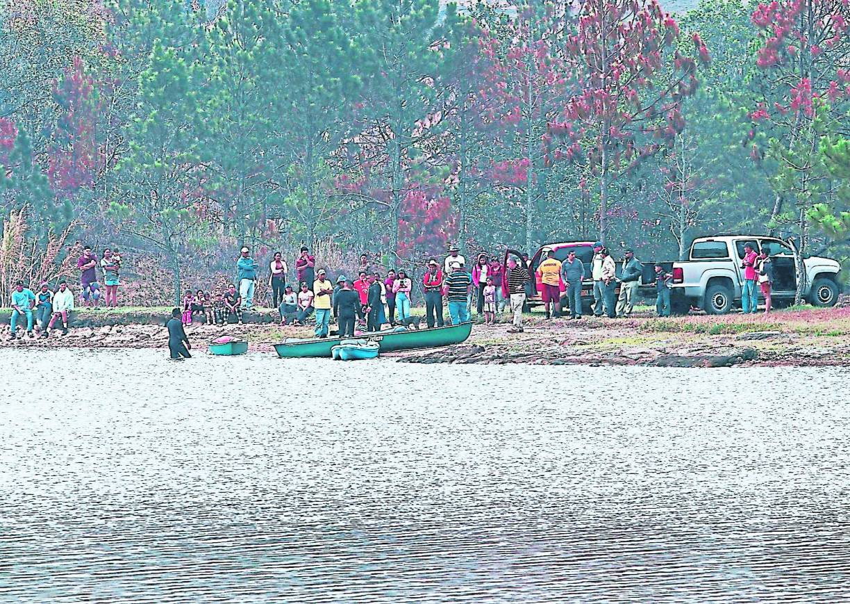 Un momento de esparcimiento terminó en tragedia la tarde-noche del domingo, cuando una mujer y su hijo paseaban por una laguna situada en una propiedad privada en la comunidad de Monte Redondo, en el municipio de Lepaterique.