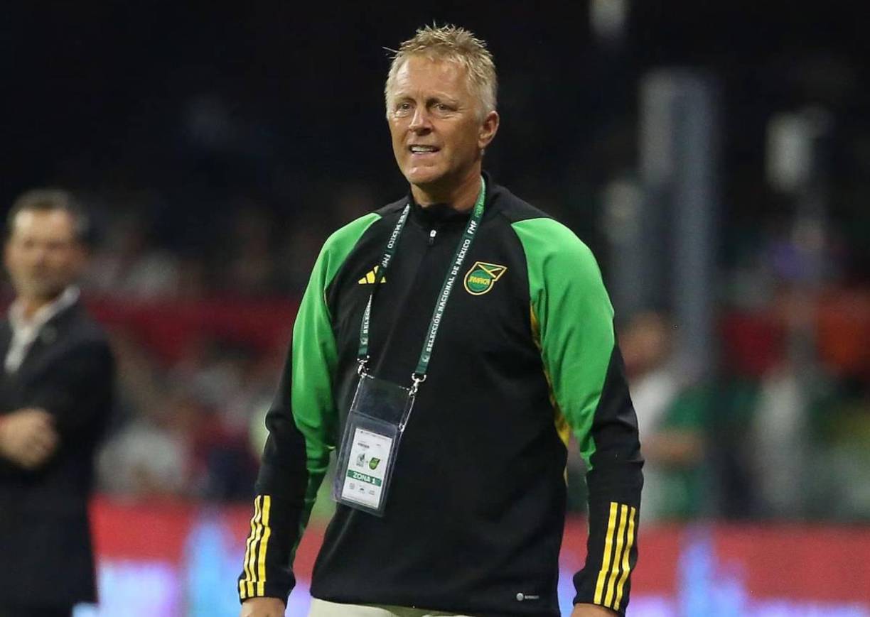 Heimir Hallgrímsson, islandés quien es técnico de Jamaica. Fue quien llevó a Islandia a su primera Eurocopa en 2016 y primer Mundial en 2018.