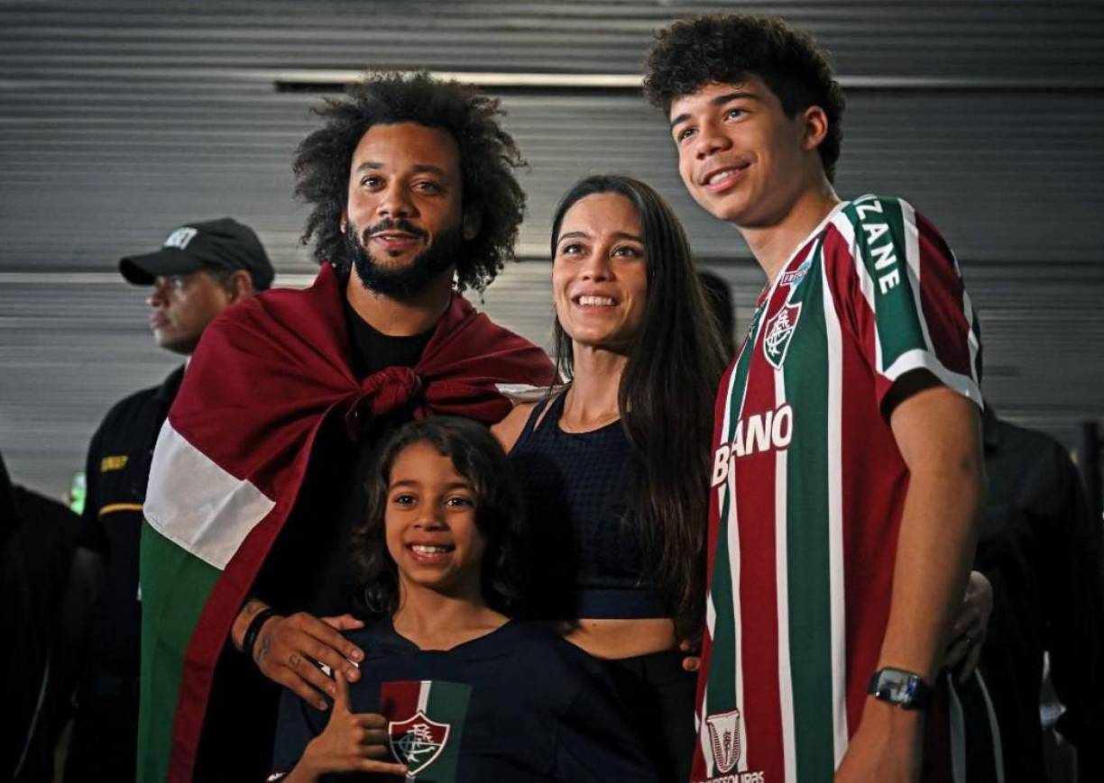 El futbolista brasileño estuvo acompañado de su familia en el evento.