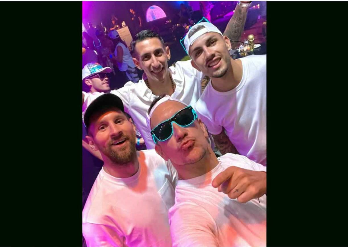 El actor argentino Nicolás Vázquez se sacó una selfie con Lionel Messi, Ángel di María y Leandro Paredes.