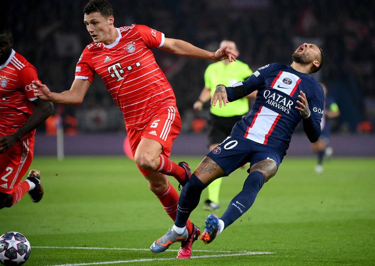 Benjamin Pavard le dio un golpe a Neymar en el primer tiempo, pero el árbitro no pitó falta.