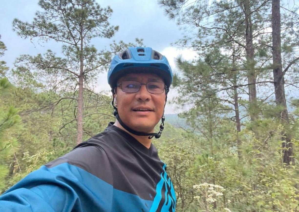 El líder nacionalista afirma que “Debe resaltar que los pagos en diferentes conceptos que recibí del Estado de Honduras a través de diferentes instituciones comoCasa Presidencial y Gabinete de Seguridad, los recibían también los funcionarios que estaban en la misma condición. Sin embargo, el Estado de Honduras, a través del Ministerio Público, decidió enjuiciarme de manera selectiva por haber recibido esos ingresos, en lo que constituye un verdadero linchamiento público, presumiendo sin prueba alguna la ilegalidad e ilicitud de los actos administrativos que dieron lugar a esos pagos que recibí como empleado”.