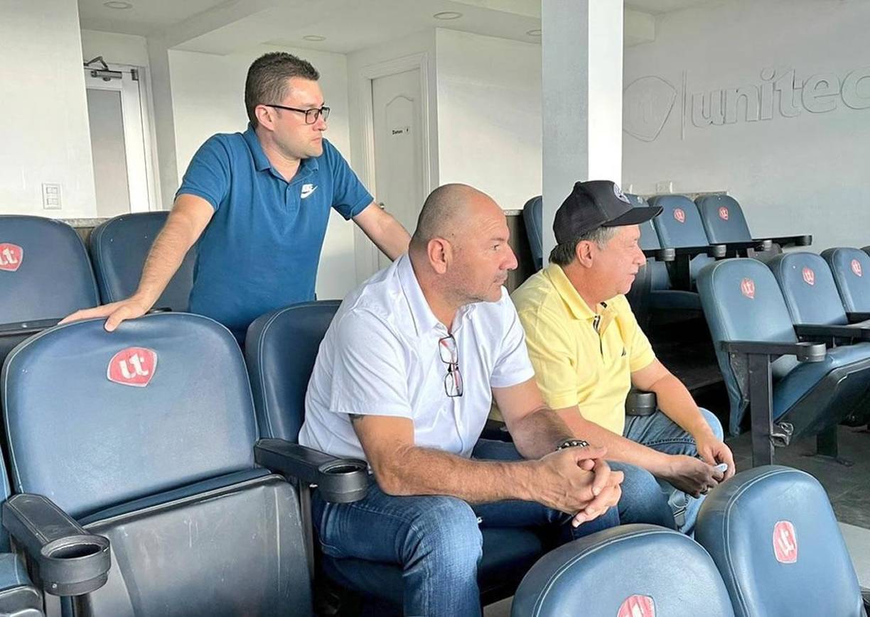 El entrenador de la Selección de Honduras, Hernán ‘Bolillo‘ Gómez, estuvo en el palco del estadio Nacional observando el partido Olimpia-Victoria.