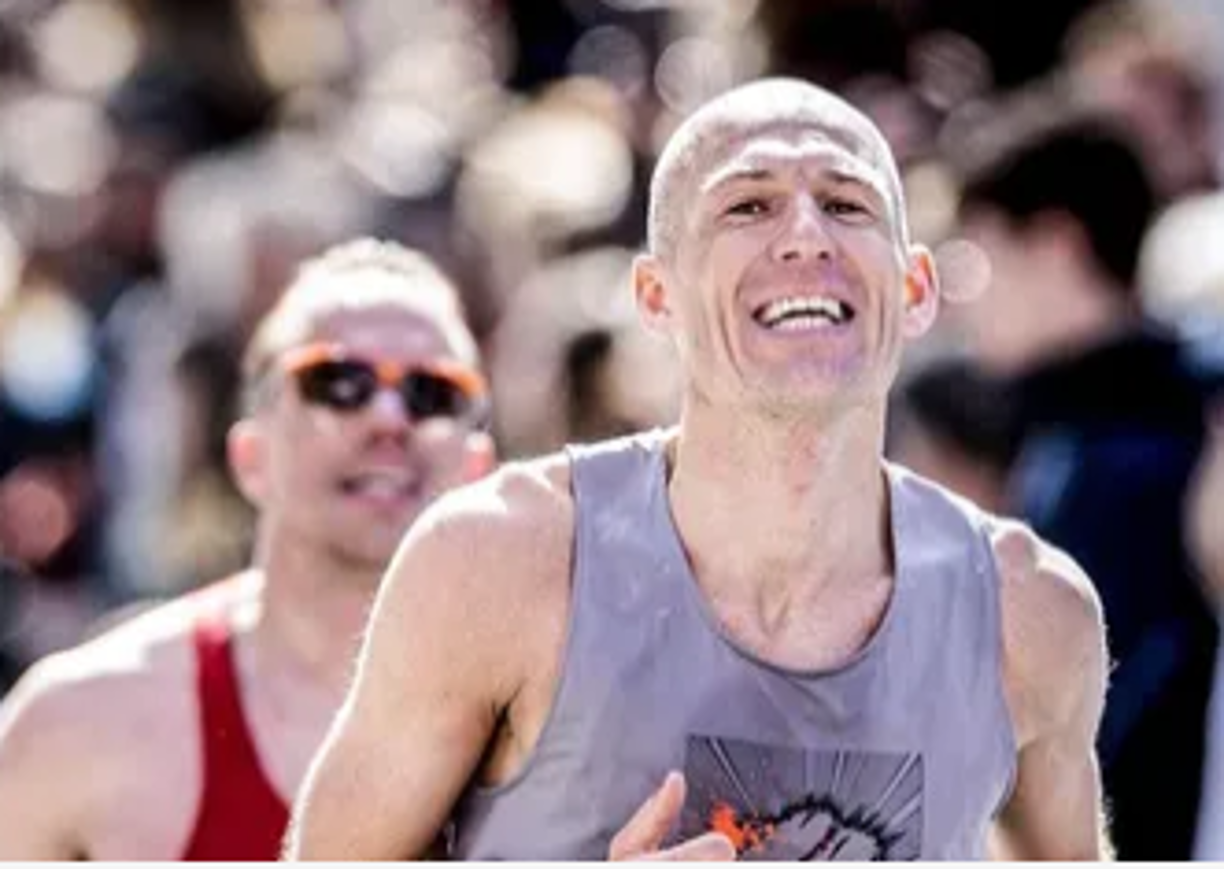 Con 39 años, el exfutbolista del Bayern completó la dura prueba de 42 km en 2:58:33, promediando 4’ por kilómetro.