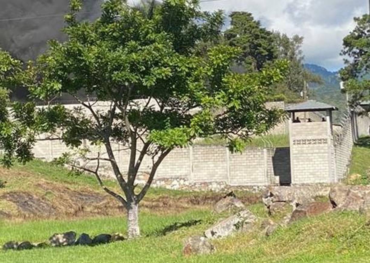 Versiones indican que el amotinamiento entre reclusas se produjo luego de que varias prisioneras de la Pandilla 18 ingresaron por la fuerza a uno de los módulos donde guardan prisión mujeres que integran la Mara Salvatrucha. 