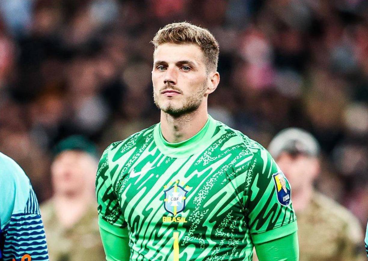 Según informa Fabrizio Romano, el portero brasileño, Bento será el nuevo compañero de Cristiano Ronaldo en Al Nassr. Su contrato tendrá vigencia hasta junio de 2028.