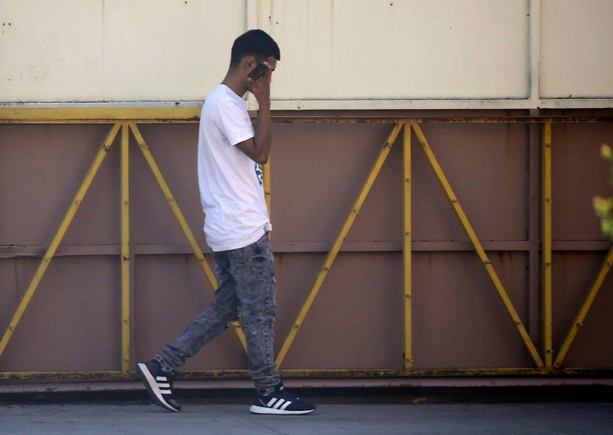 En esta imagen aparece el hombre que transportaba a “Fabiola” en un turismo. No se movió del lugar en todo momento y esperó que saliera.