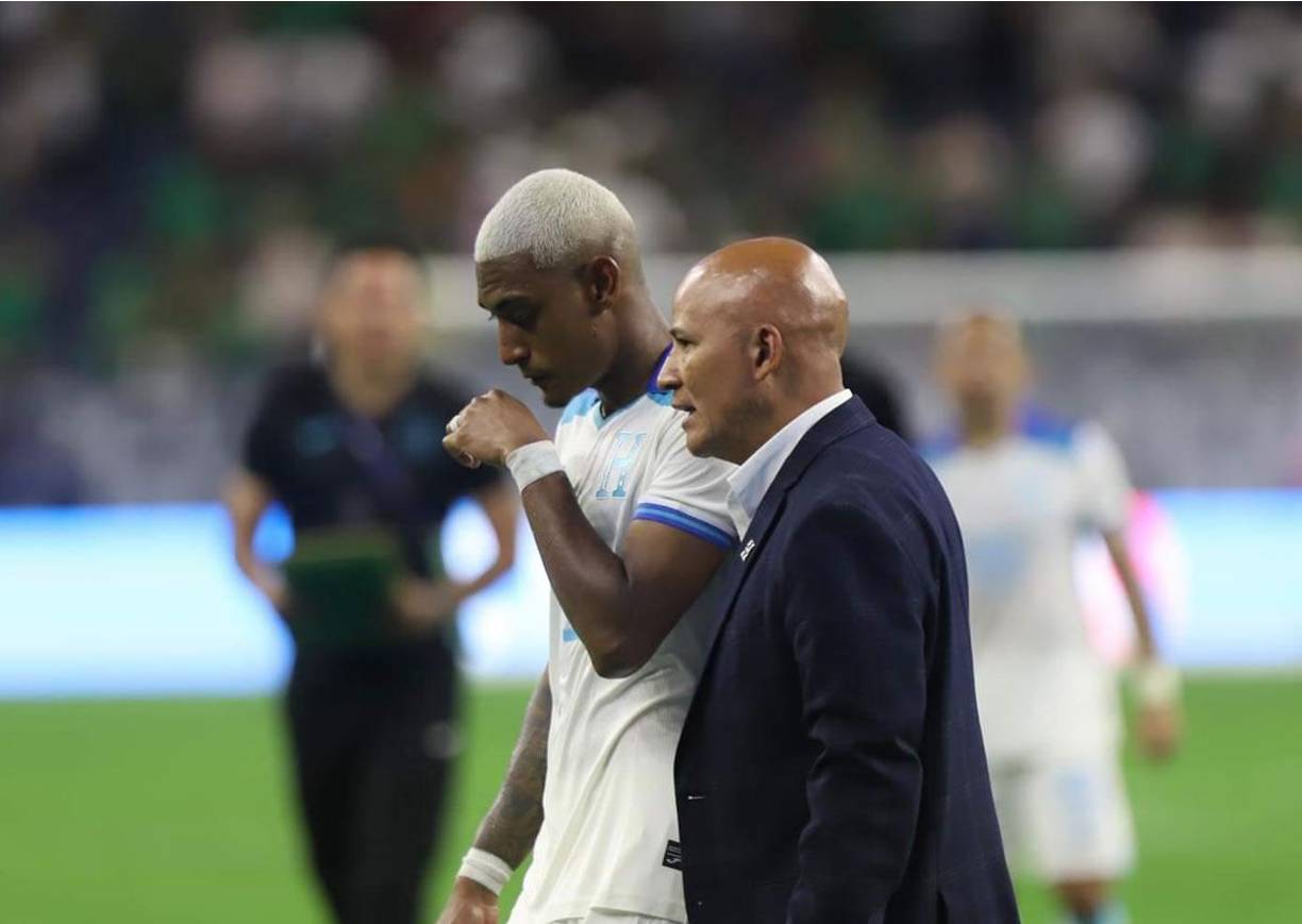 Joseph Rosales tuvo que ser consolado por Edwin Banegas, jefe de prensa de la Fenafuth.