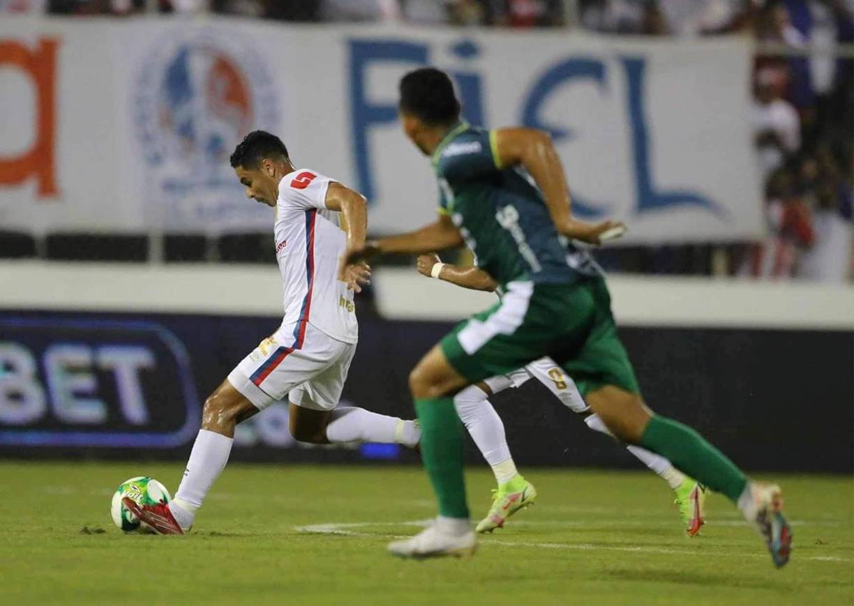 El momento del pase preciso de Carlos Pineda para asistir a Jerry Bengtson en el gol del Olimpia.