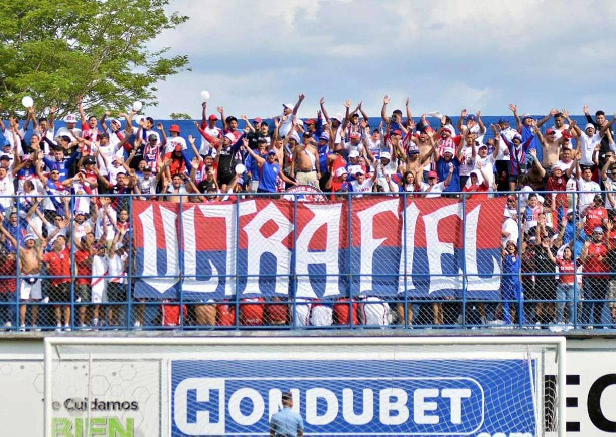 La Ultra Fiel también se hizo presente en el estadio Juan Ramón Brevé Vargas.
