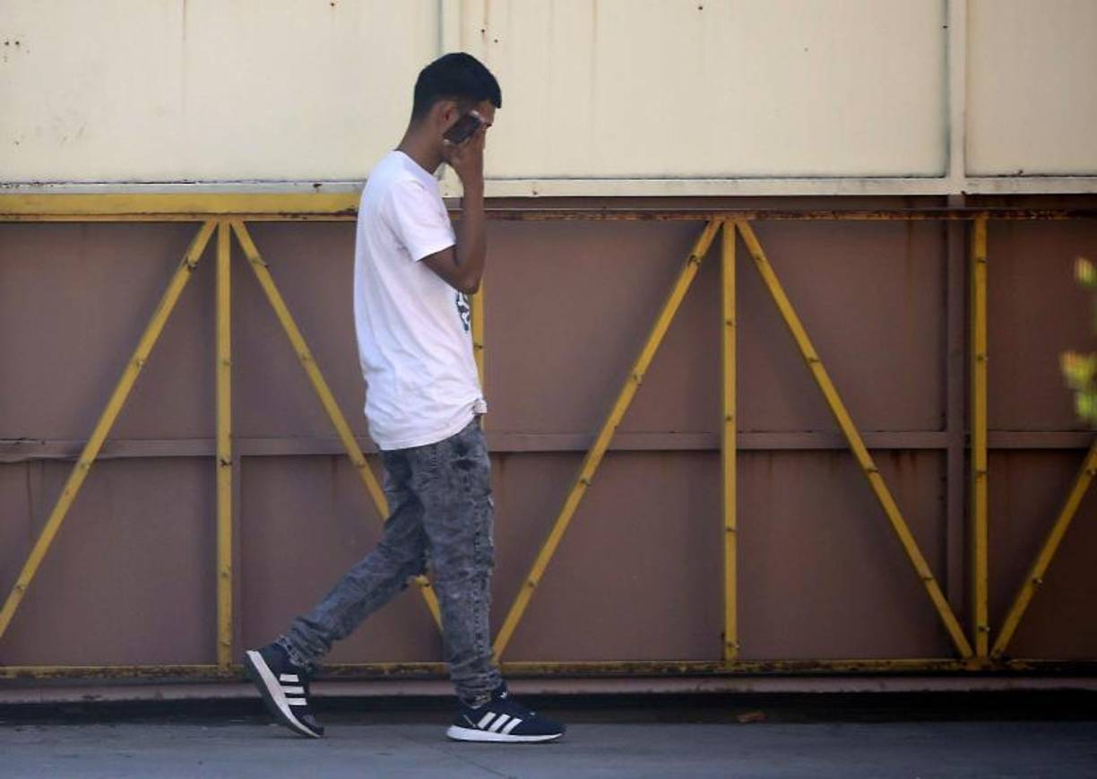 Las víctimas de este flagelo a menudo son atraídos con atractivas ofertas de trabajo y manipulados por los tratantes a través de deudas espurias, amenazas y obligados a trabajar en condiciones deshonestas.